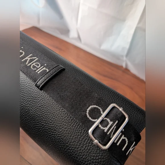 Brand New Calvin Klein Black Leather Messenger Bag - Picture 4 of 7